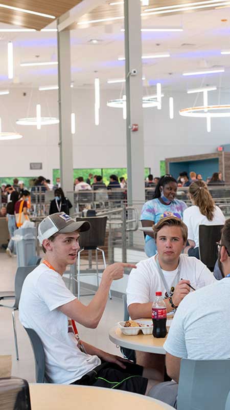 Students eating lunch at Gracie's 