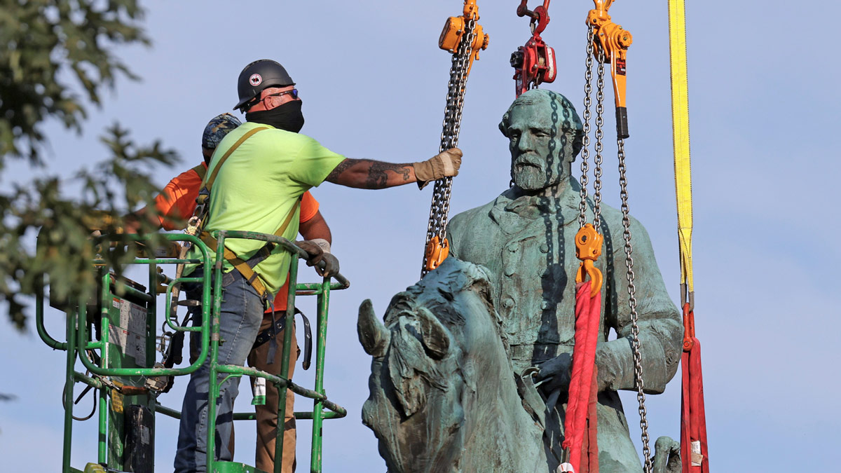 Workers remove a statue of Robert E. Lee.