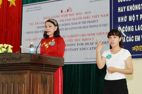 Ms Hoa Nguyen, co-director of the project give a report in the ceremony