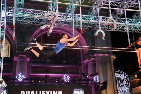 Kyle Schulze makes his way through the Jawbreakers obstacle on American Ninja Warrior.